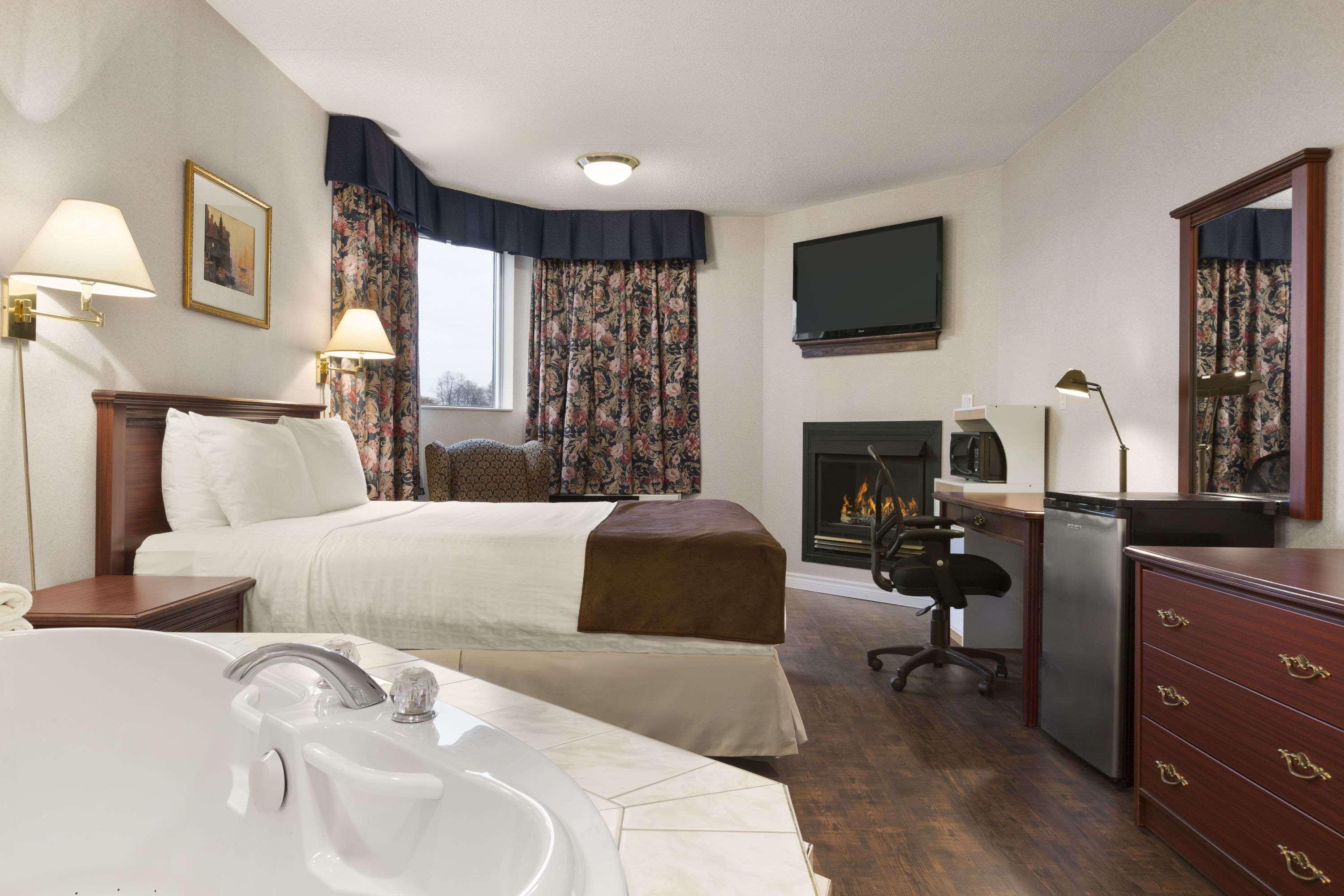 Days Inn By Wyndham Brockville Dış mekan fotoğraf