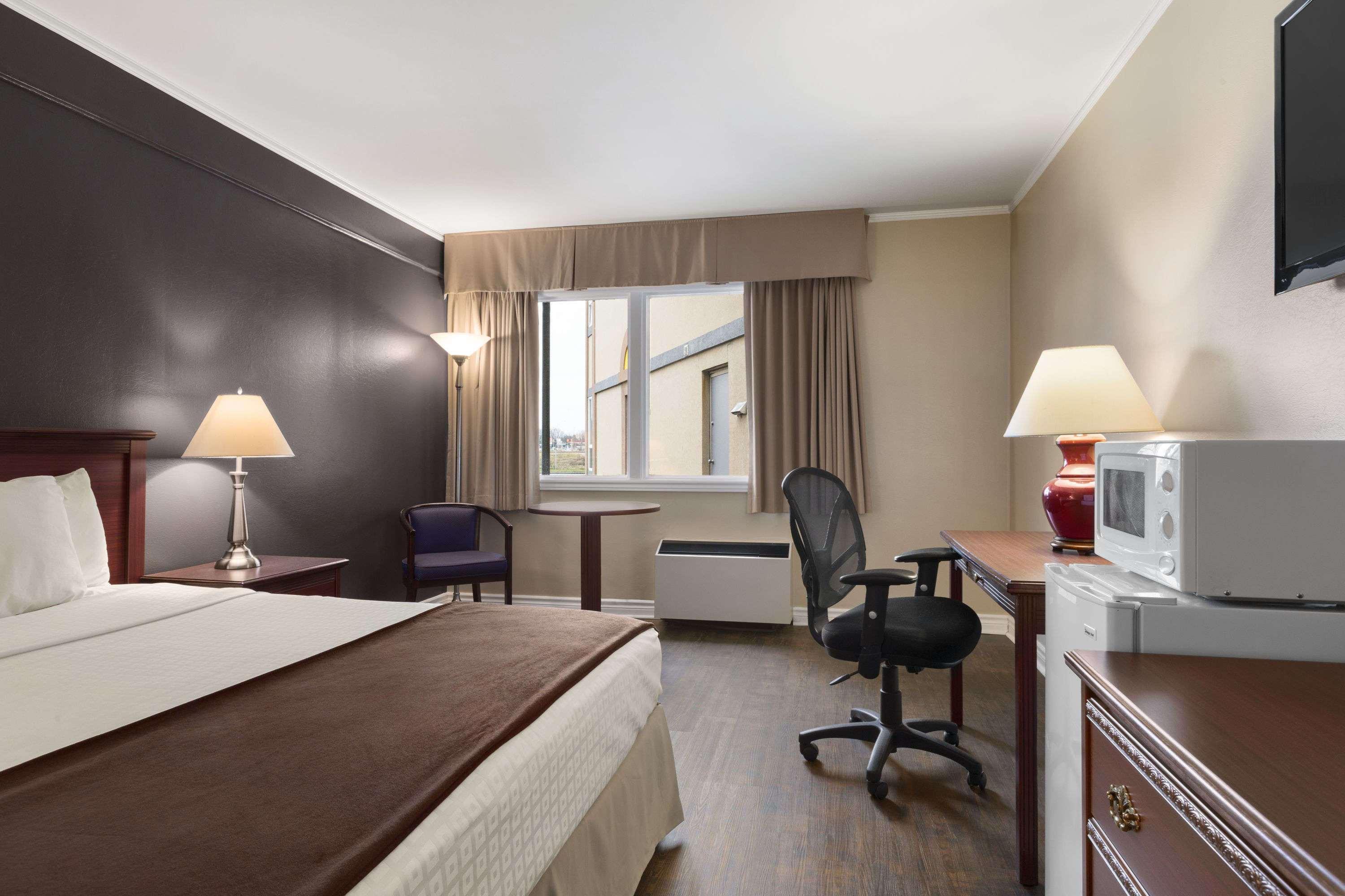 Days Inn By Wyndham Brockville Dış mekan fotoğraf