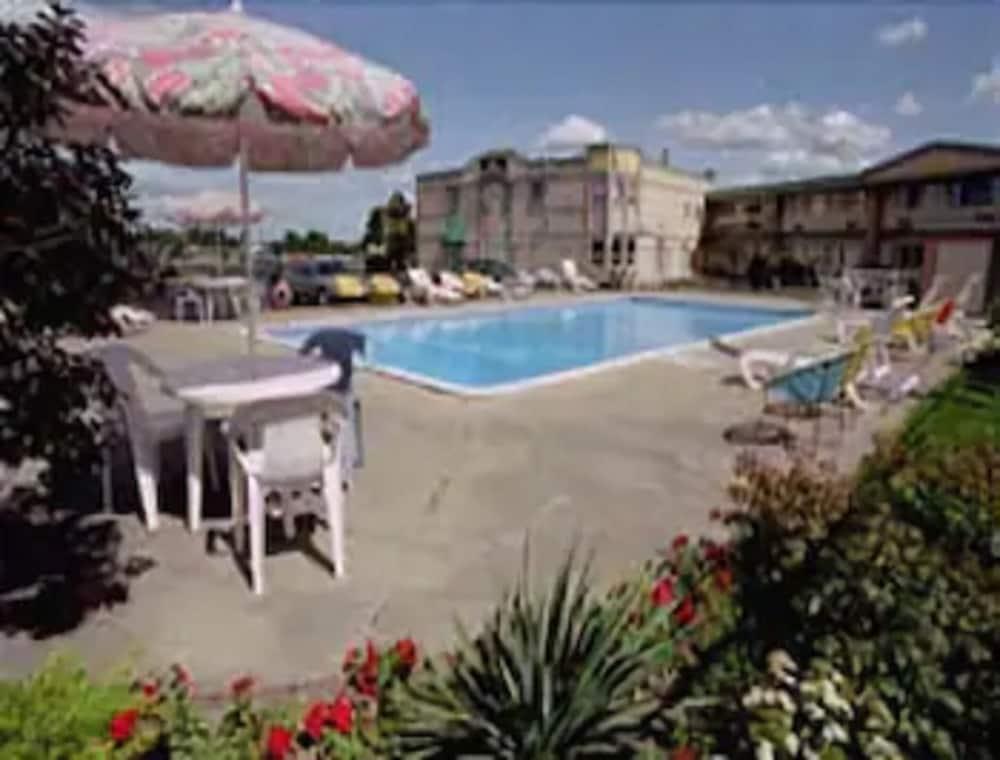 Days Inn By Wyndham Brockville Dış mekan fotoğraf