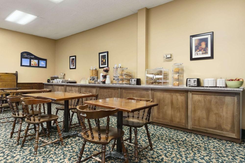 Days Inn By Wyndham Brockville Dış mekan fotoğraf